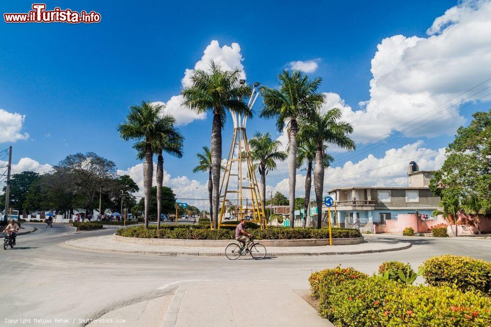 Immagine Una rotonda in Avenida Primero de Enero a Las Tunas, Cuba - © Matyas Rehak / Shutterstock.com