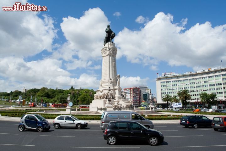 Immagine Praca Marques de Pombal è una piazza che si trova a Lisbona fra l'Avenida de Liberdade e il parco Edoardo VII°. AL centro si erge un monumento al marchese di Pombal, il grande statista che guidò il paese dal 1750 al 1777. Il monumento risale al 1934 e raffigura il marchese con una mano appoggiata ad un leone, simbolo di potenza, e con lo sguardo rivolto verso la Baixa, quartiere del centro città. Alla base dell'imponente statua sono raffigurate con immagini allegoriche le principali imprese politiche, educative e agricole dello statista. Questa piazza è famosa anche per essere stato il luogo in cui il 5 Ottobre 1910 venne proclamata la Repubblica portoghese. 178457303