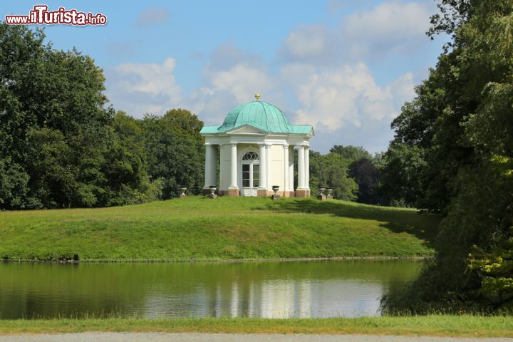 Immagine Monumento nel parco Karlsaue a Kassel, Germania - E' immersa nel verde del parco Karlsaue di Kassel questa bella costruzione architettonica circondata da un bel portico con colonne bianche e sormontata da una copertura color verde smeraldo © Tobik / Shutterstock.com