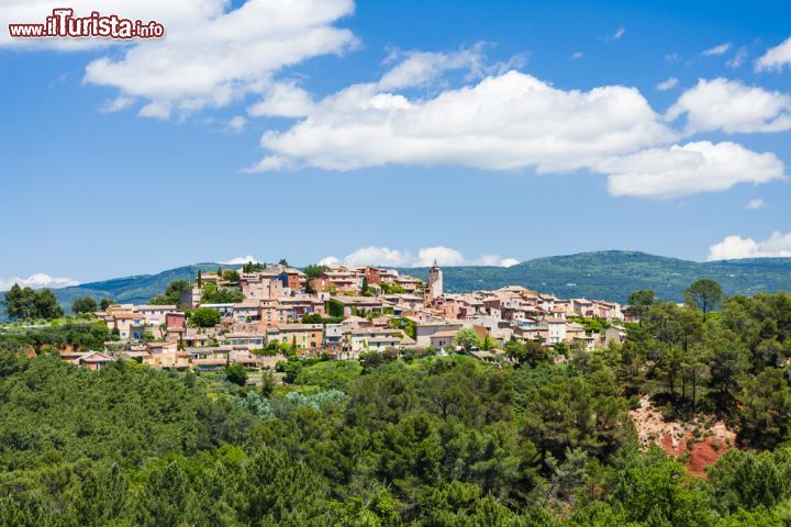 Immagine Roussillon, Provenza: nel cuore del Parco del Luberon, in Francia, il borgo di Roussillon è uno dei più pittoreschi e visitati dai turisti -  © PHB.cz (Richard Semik) / Shutterstock.com