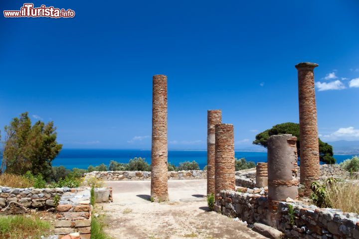 Immagine Le storiche rovine archeologiche di Tindari (Sicilia) - Quando nel 1838 ebbero luogo i primi lavori di scavo, non si sapeva ancora che sarebbe emerso un autentico patrimonio che ha costituito una delle bellezze più culturali di Tindari. Furono comunque svolti in più sessioni. La prima durò fino al 1839, la seconda fu svolta dalla Soprintendenza Archeologica di Siracusa dal 1960 al 1964 e infine nel 1993, 1996 e 1998 dalla Soprintendenza Archeologica di Messina. I risultati furono la messa in luce dell'impianto urbanistico antico che ha rivelato un impianto a scacchiera costellato di reperti architettonici antichi - © Oskar Orsag / Shutterstock.com