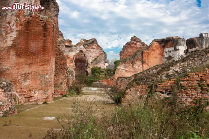 Immagine Rovine archeologiche romane presso l'anfiteatro di Santa Maria Capuavetere - © Gabriela Insuratelu / Shutterstock.com