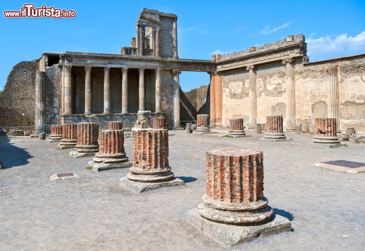 Immagine Rovine della basilica romana di Pompei, Campania - Edificio pubblico di epoca romana, la basilica, situata nell'angolo sud occidentale del foro, è molto simile ad un tempio greco. Lunga 55 metri e larga 24, è preceduta nella zona dell'ingresso principale da un portico (portico di Popidio). Per la sua costruzione vennero abbattute diverse case e botteghe che permisero a questa struttura di diventare una delle più grandi e importanti della città. Sepolta anch'essa nell'eruzione del 79 d.C., fu esplorata durante gli scavi avviati dalla dinastia borbonica: all'inizio non fu semplice individuarne la funzione che fu poi svelata grazie alla presenza di alcuni graffiti che facevano riferimento alla basilica © Boris Stroujko / Shutterstock.com