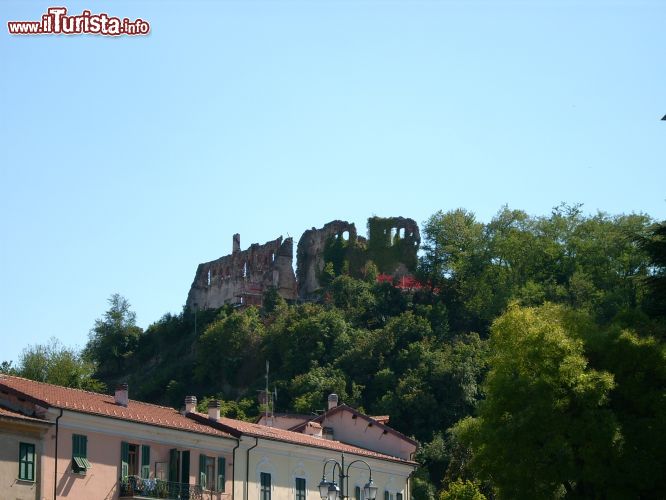 Immagine Rovine di un castello a Cairo Montenotte in Liguria - ©  Davide Papalini - CC BY 2.5 - Wikimedia Commons.