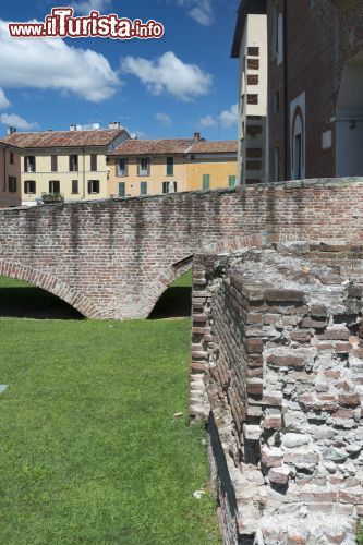 Immagine Rovine di alcune mura a corredo del castello di Abbiategrasso sud ovest di Milano - © Claudio Giovanni Colombo / Shutterstock.com