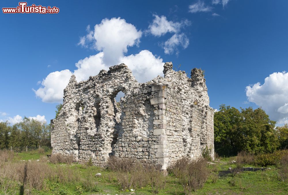 Immagine Le rovine del castello dei Templari a Abrantes, Portogallo. Situato nel distretto di Santarem, questo villaggio sorge su una altura sulla riva destra del Tago e ospita testimonianze del passato.