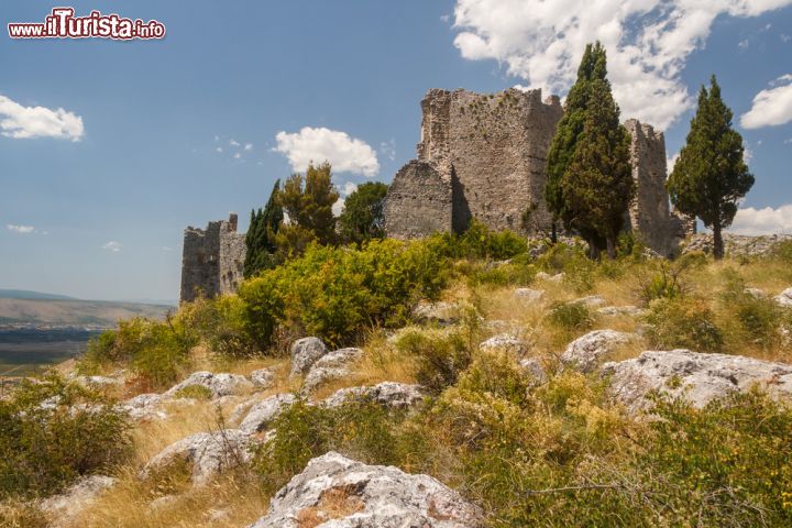 Immagine Le rovine della Fortezza di Blagaj, in Bosnia-Erzegovina - situato su un pendio nei pressi di Blagaj, questo antico castello medievale è ora in rovina ma reca i segni di un glorioso passato di dimora reale e principesca. Al suo interno è ancora possibile visitare la sala del tesoro, la prigione, i pozzi e altre aree dalla grande decadente bellezza.  - © Lev Levin / Shutterstock.com