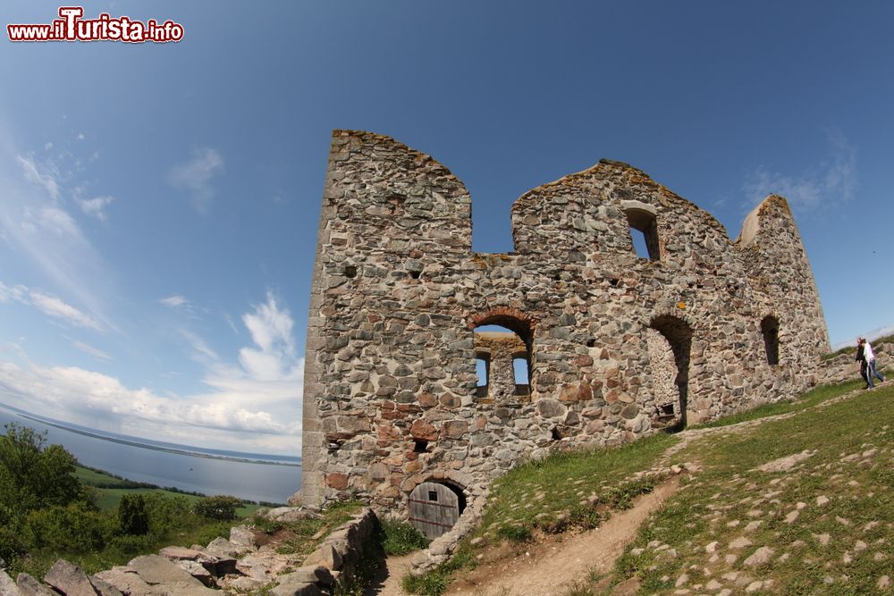 Immagine Rovine del castello di Brahehus nei pressi di Jonkoping, Svezia. Sorge sulla cresta di un'altura scoscesa.