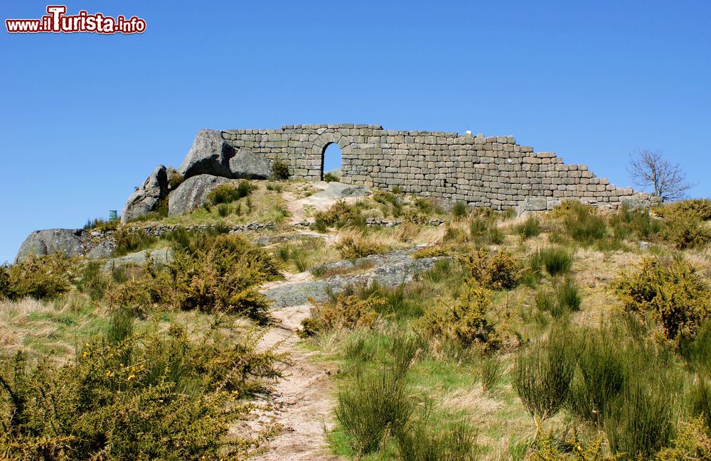 Immagine Rovine del castello di Castro Laboreiro (Melgaco) nel nord del Portogallo. La fortezza, o meglio ciò che ne rimane, sorge su una collina isolata a 1033 metri sopra i fiumi Minho e Lima.