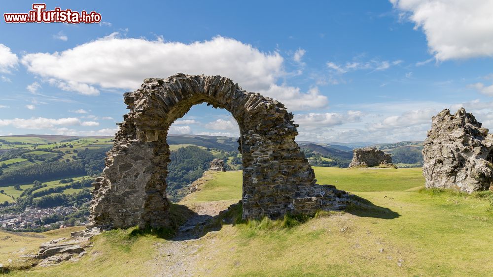 Immagine Le rovine del castello di Dinas Bran, su una collina nella Dee Valley sono uno dei principali punti d'interesse turistico di Llangollen.