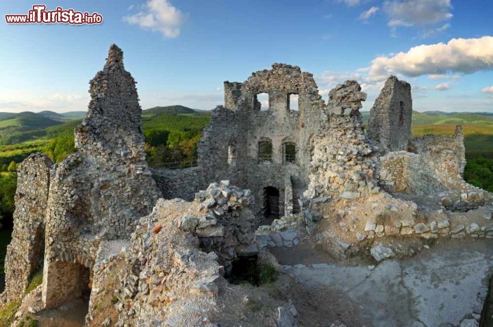 Immagine Rovine del castello di Sortelha, Portogallo - I resti dell'antica fortificazione che sorge a Sortelha, massiccia piazzaforte al confine con la Spagna © TTstudio / Shutterstock.com