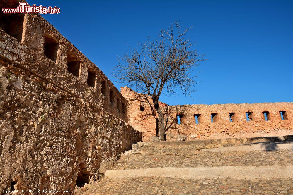 Immagine Rovine del castello di Xativa, Valencia, Spagna. Fortificazione romana e poi araba, venne successivamente ampliata e ricostruita nel XV° secolo - © ELEPHOTOS / Shutterstock.com