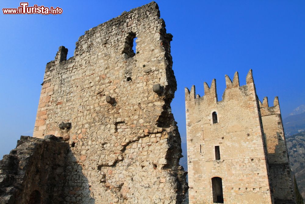 Immagine Rovine del castello medievale di Arco, nella regione delle Dolomiti, Trentino.
