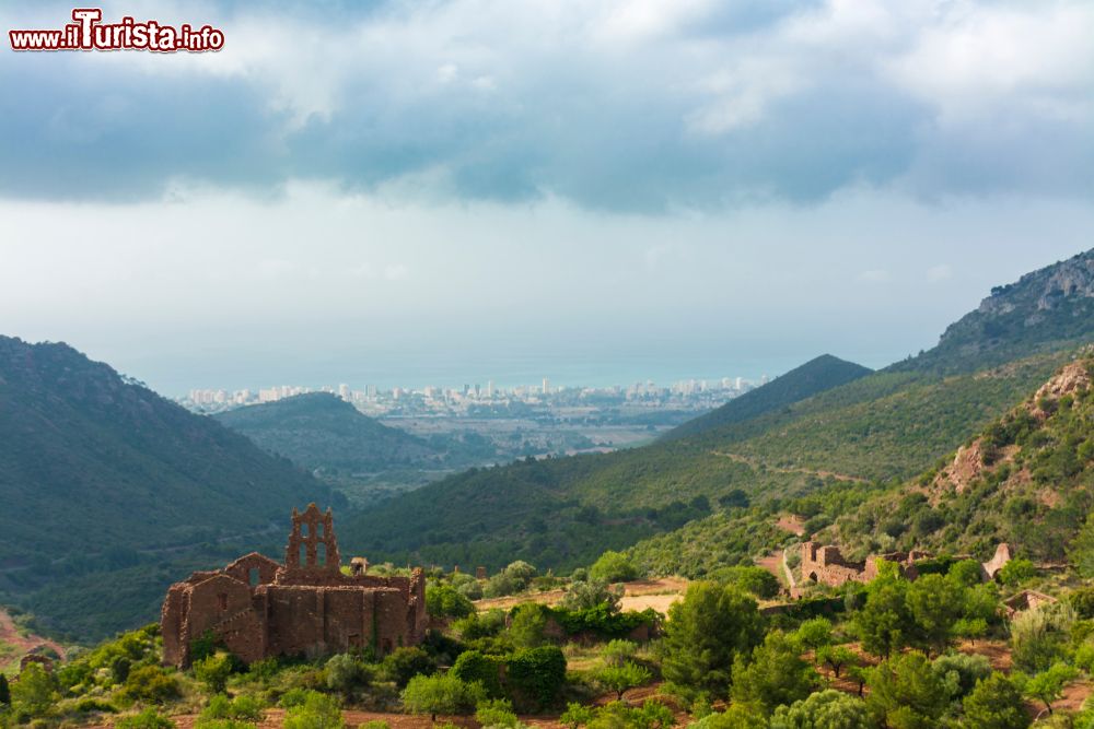 Immagine Rovine del convento dei padri carmelitani a Benicassim, Spagna, con la città e il mare sullo sfondo. Si trova ai piedi del massiccio del Maestrazgo.