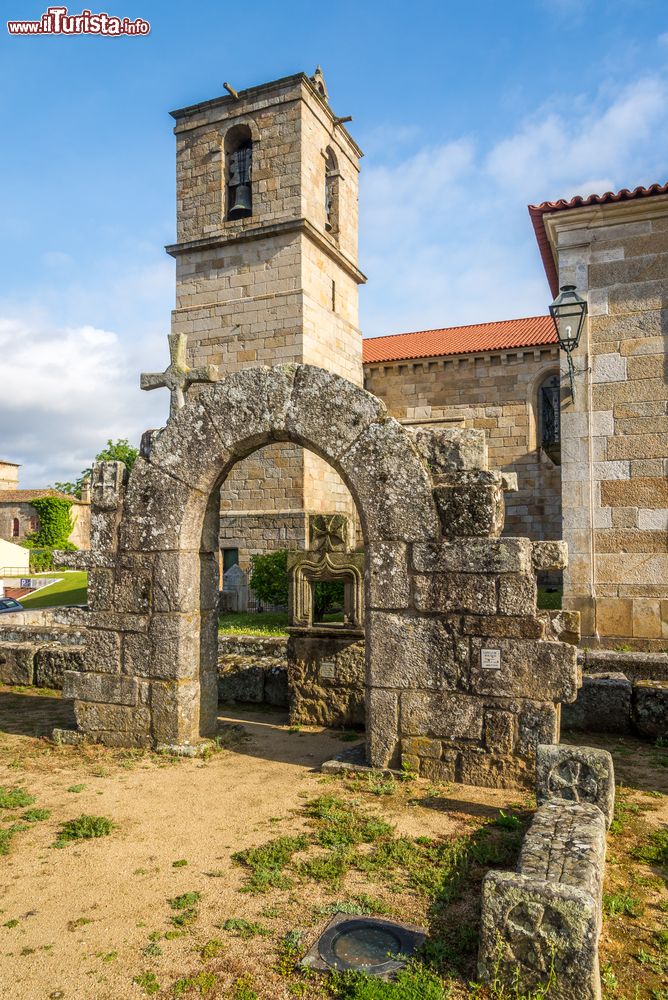 Immagine Rovine del Paco dos Condes a Barcelos, Portogallo. Sullo sfondo, la cheisa madre della città.