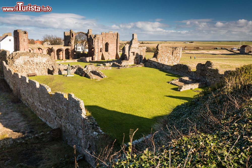 Immagine Rovine del piccolo monastero di Lindisfarne, Inghilterra. La storia di questi luoghi è stata legata a lungo a quella dell'abbazia fondata da Sant'Aidano nel 635.