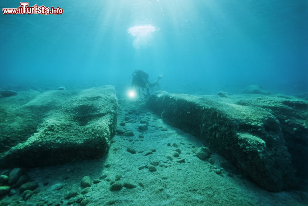 Immagine Rovine del porto romano di Soverato nel Mar Jonio, Calabria. In epoca romana si presuppone ci fosse un porto nella marina della città anche se non tutti gli studiosi sono concordi.