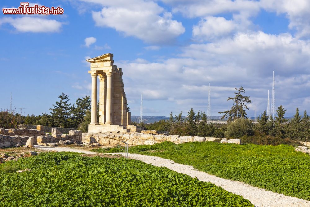 Immagine Rovine del santuario di Apollo Hylates nei pressi di Limassol, Cipro. Questo antico santuario si trova a circa 2,5 chilometri a ovest della città greca di Kourion. Apollo Hylates, dio dei boschi, era il protettore della città di Kourion.
