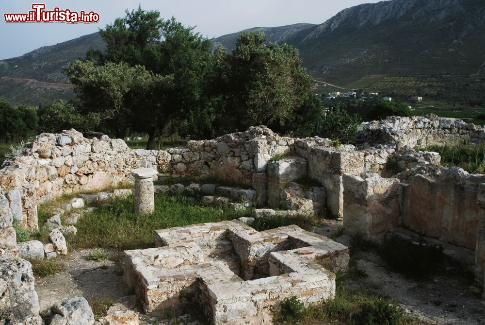 Immagine Rovine del sito archeologico della basilica di Paleopanagia sull'isola di Kalymnos, Grecia.