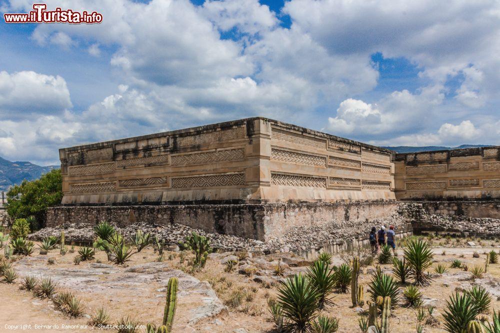 Immagine Rovine del sito pre-ispanico Mitla a Oaxaca, Messico. Quest'area precolombiana si trova a San Pablo Villa de Mitla e ogni giorno viene visitata in media da 500 persone - © Bernardo Ramonfaur / Shutterstock.com