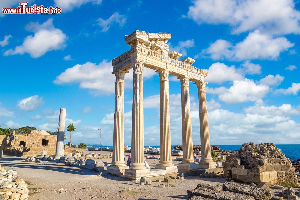 Immagine Rovine del tempio di Apollo a Side, nei pressi di Antalya, Turchia. Visitata per la sua vita di mare così come per le antiche rovine, Side si trova a 75 chilometri da Antalya. Ciò che rimane del suggestivo tempio dedicato ad Apollo si trova a bordo mare.