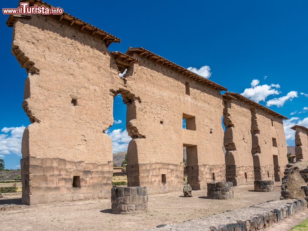 Immagine Rovine del Tempio di Raqchi (Wiracocha), sito archeologico inca fra Puno e Cusco (Perù).  Questo enorme complesso pre-ispanico era dedicato al culto del dio Wiracocha; oggi rimangono visibili solo pochi resti.