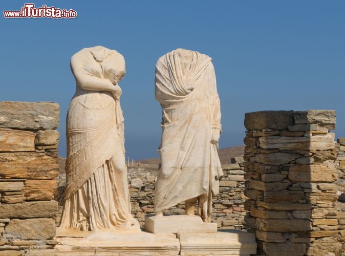 Immagine Rovine della casa di Cleopatra a Delos, Grecia. Due sculture senza testa nei pressi della casa di Cleopatra sull'isola di Delos, una delle più piccole delle Cicladi