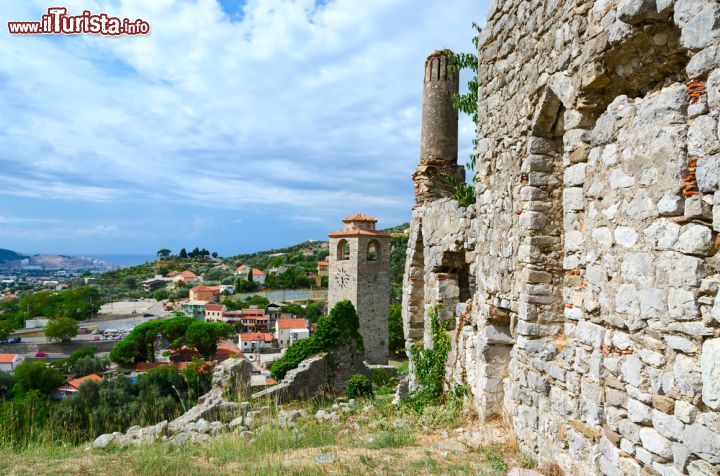 Immagine Rovine della chiesa di Santa Caterina nella città vecchia di Bar, Montenegro. Sullo sfondo, la torre dell'orologio - © Katsiuba Volha / Shutterstock.com