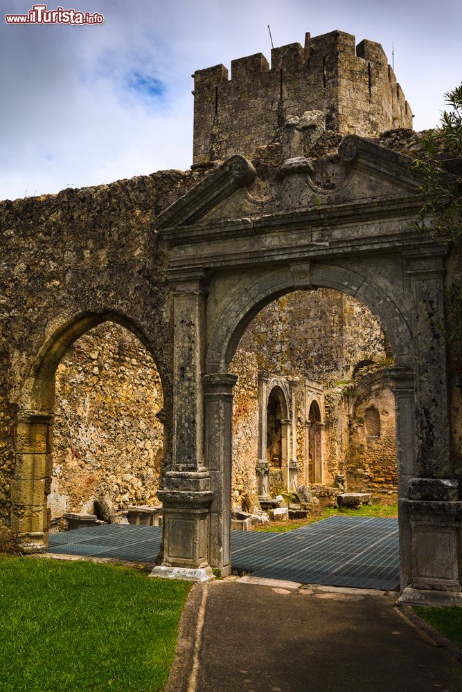 Immagine Rovine della chiesa di Santa Maria nel castello di Palmela, Portogallo.