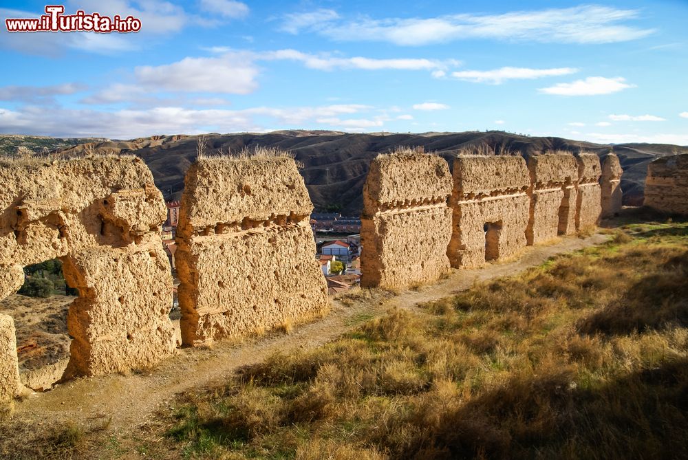 Immagine Rovine della mura fortificate di Daroca, Aragona, Spagna. La cinta muraria di epoca medievale si estende per circa 4 chilometri.