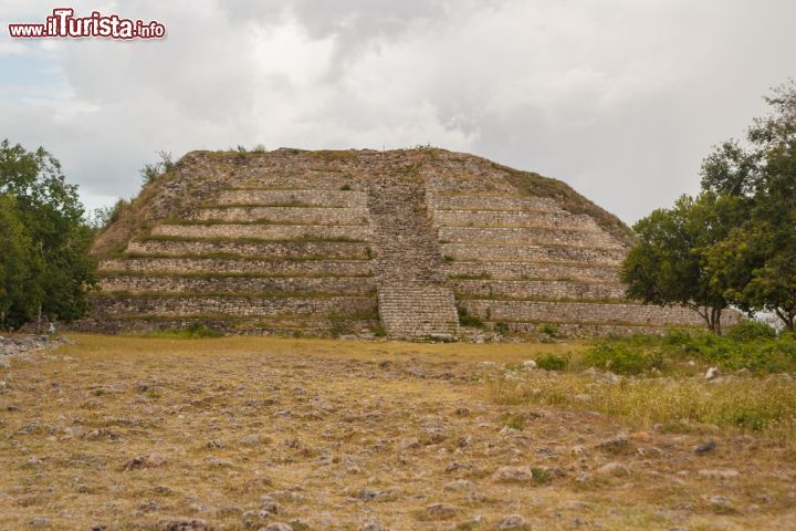 Immagine Rovine della piramide maya a Izamal, Messico. Una delle attrazioni turistiche più visitate di questa città dello Yucatan - © Lev Levin / Shutterstock.com