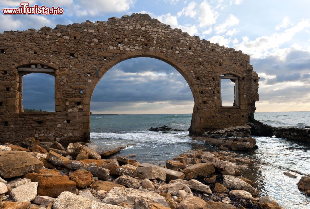 Immagine Rovine della Tonnara di Avola, Sicilia. A danneggiarla gravemente fu il terremoto del 1693.