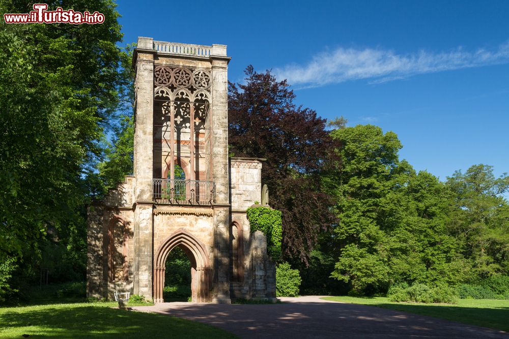 Immagine Rovine della vecchia chiesa al Park an der Ilm di Weimar, Germania.