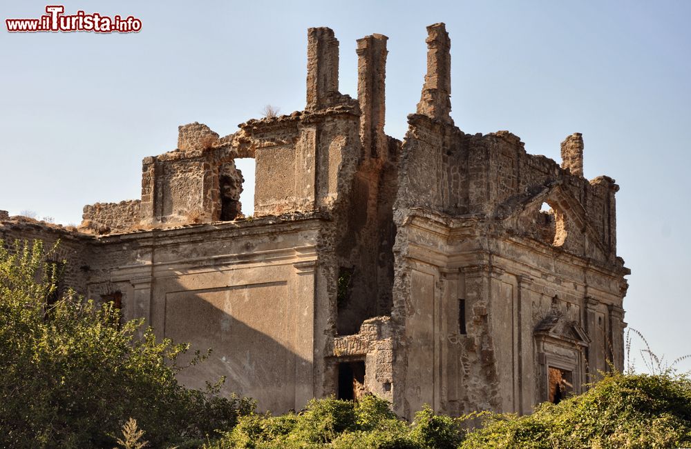 Immagine Rovine dell'antica città di Monterano, Roma, Lazio. La chiesa e il convento di San Bonaventura furono progettati da Gian Lorenzo Bernini e costruiti fra il 1677 e il 1679.