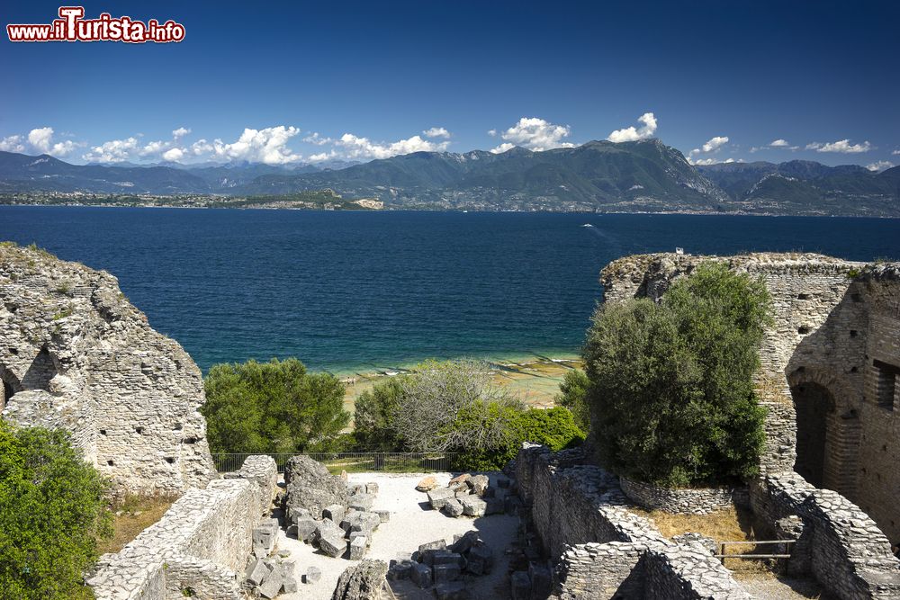 Immagine Rovine delle grotte di Catullo a Sirmione sul Lago di Garda, Lombardia. Siamo sulla domus romana edificata fra la fine del I° secolo a.C. e il I° secolo d.C. sulla punta della penisola di Sirmione. Questo complesso archeologico rappresenta l'esempio più rilevante di villa romana presente nel territorio dell'Italia settentrionale.