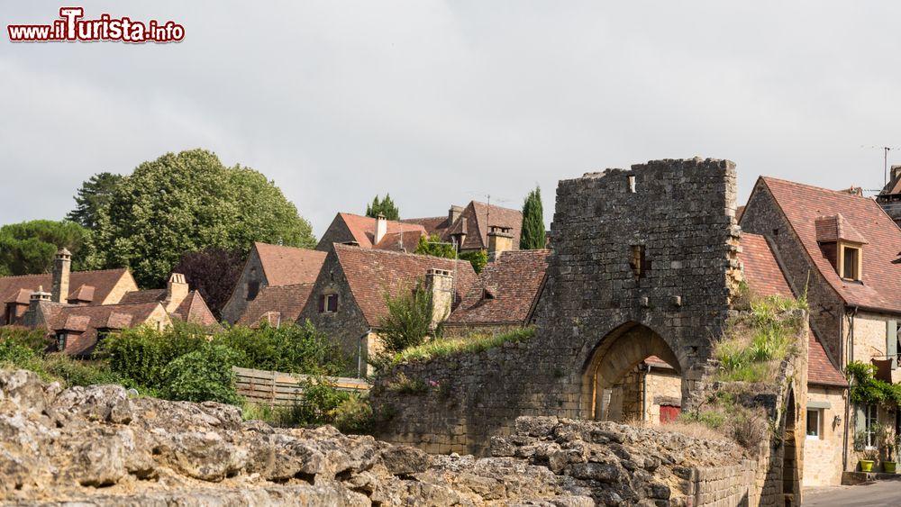 Immagine Rovine delle mura che circondano la città di Domme, Francia. Siamo nel dipartimento francese della Dordogna, nella regione dell'Aquitania.