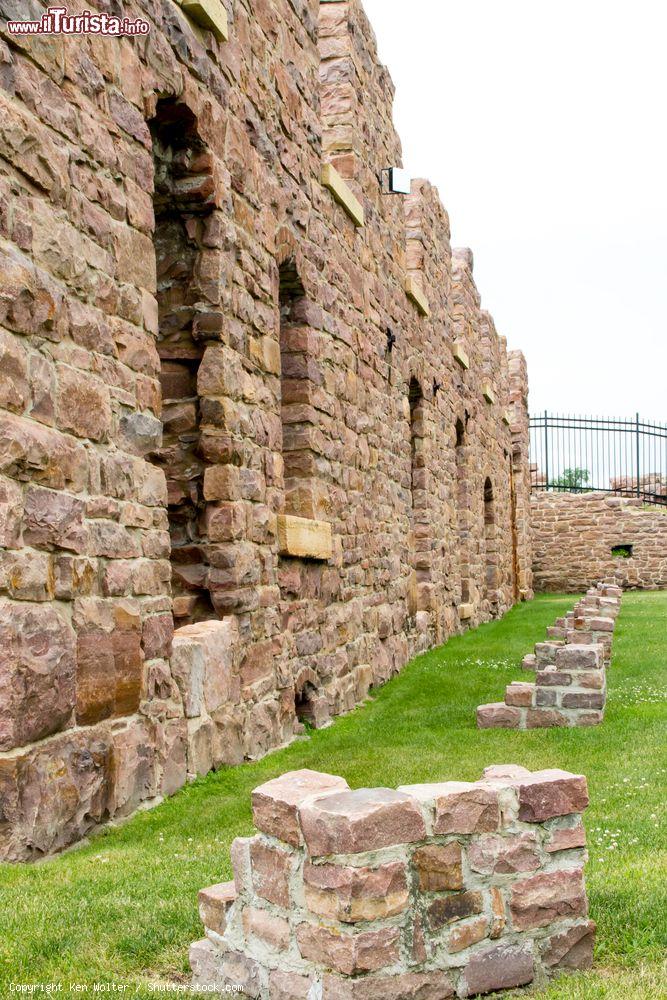 Immagine Rovine dell'ex mulino Queen Bee Mill al Falls Park, South Dakota, USA. Il mulino venne distrutto in un incendio del 1956 - © Ken Wolter / Shutterstock.com