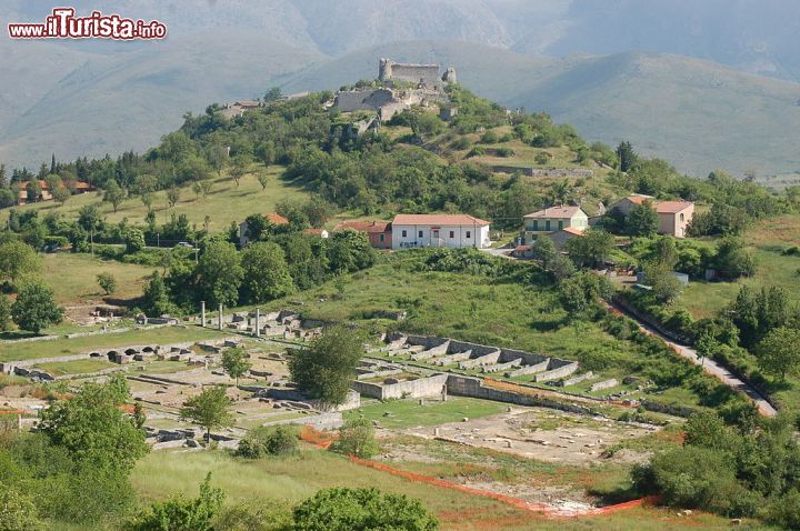 Immagine Rovine di Alba Fucens e castello ad Avezzano - © RoyFocker - Wikimedia Commons.
