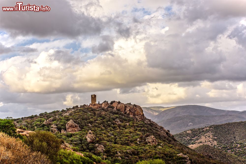 Immagine Rovine di Casteldoria a Santa Maria Coghinas, Sassari (Sardegna). Di impronta fortemente genovese, questa fortificazione è oggi in stato di semi abbandono. Sorge su una rupe denominata "Monti di lu Casteddu".