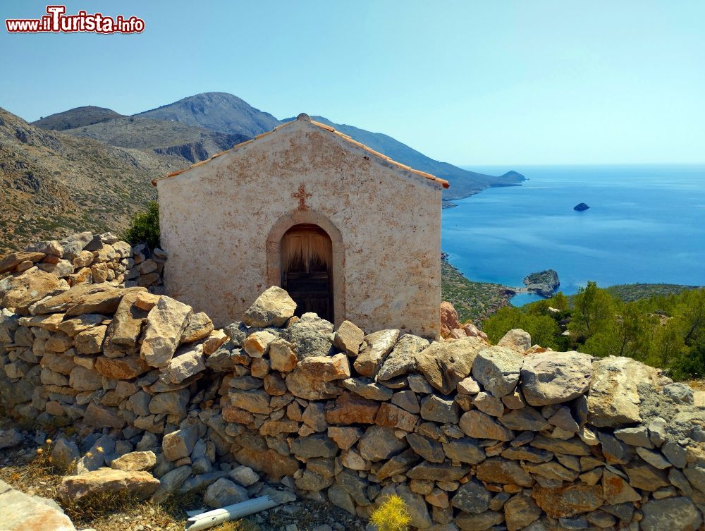 Immagine Una chiesetta nel complesso delle rovine di Episkopi sull'isola di Hydra, in Grecia.