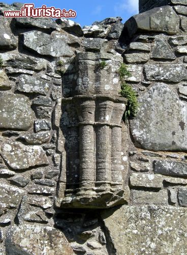 Immagine Rovine di Inch Abbey a Downpatrick, Irlanda del Nord. Particolare del sito monastico a nord ovest di questa cittadina situata nelle vicinanze di Belfast. Questa costruzione d'architettura gotica sorge sulla sponda nord del fiume Quoile - © Sonia Alves-Polidori / Shutterstock.com