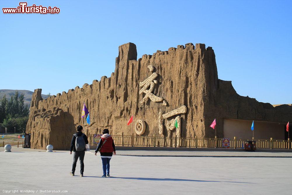 Immagine Rovine di Jiaohe a Turpan, Xinjiang, Cina. Questa località si trova su un altopiano nella valle del fiume Yarnaz, a circa 10 km da Turpan: dagli studi effettuati semnra sia stata uno dei primi insediamenti umani di quest'area © Windyboy / Shutterstock.com