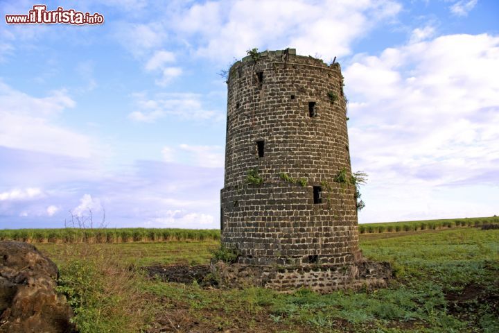 Immagine Rovine di un forte nei pressi di Flic en Flac, Mauritius - Non solo paesaggi naturali incontaminati ma anche testimonianze delle passate colonizzazioni dell'isola: a Mauritius si possono ammirare rovine di vecchie costruzioni francesi e inglesi © Chris Alleaume / Shutterstock.com