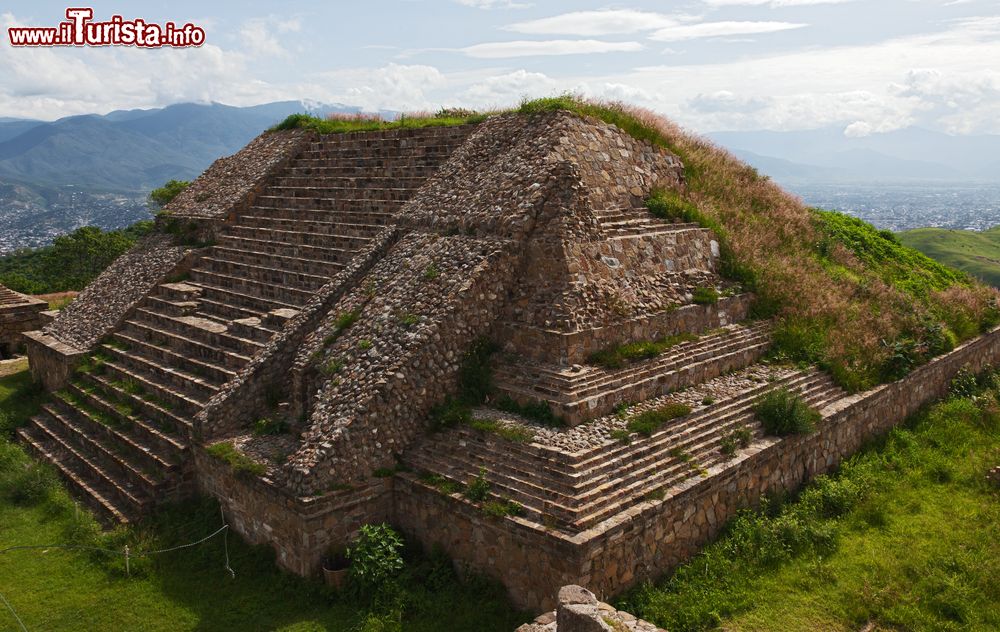 Immagine Le rovine di un tempio nel sito archeologico di Monte Albán, 8 km a ovest di Oaxaca, Patrimonio dell'Umanità dichiarato dall'UNESCO.