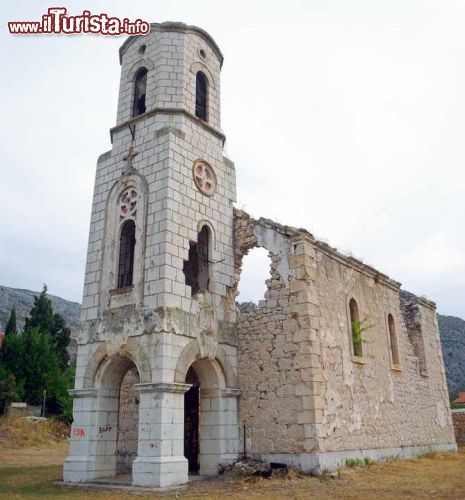 Immagine Le rovine di una chiesa cristiana a Blagaj, in Bosnia-Erzegovina - il villaggio di Blagaj, citato per la prima volta da fonti storiche nel XV secolo, è stato parte dell'impero ottomano per diversi secoli e per questo motivo vi sorsero alcune moschee e il famoso monastero derviscio. La fede cristiana si diffuse in questo territorio qualche secolo dopo, nel corso dell'Ottocento, e la prima chiesa cristiana fu costruita solo nel 1908. - © Attila JANDI / Shutterstock.com