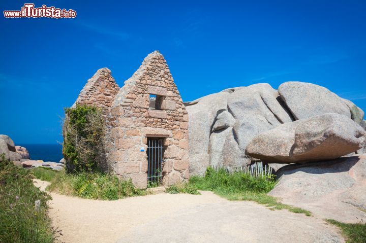 Immagine Rovine di una costruzione in granito sulla spiaggia di Ploumanac'h, Bretagna (Francia) 