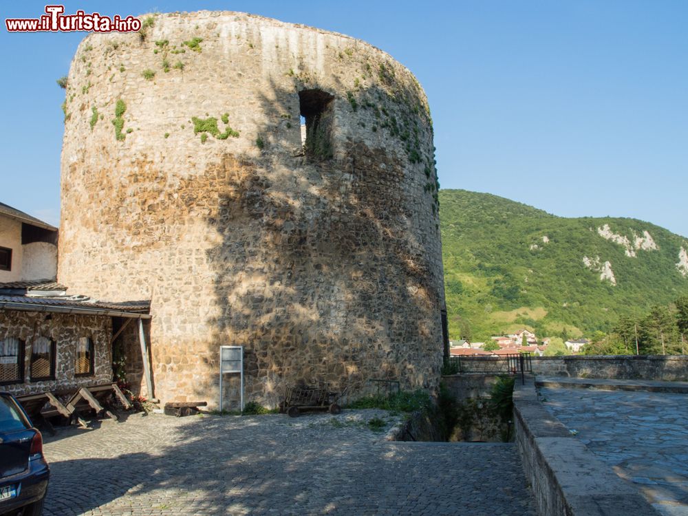 Immagine Rovine di una storica torre nella città di Jajce, Bosnia e Erzegovina.