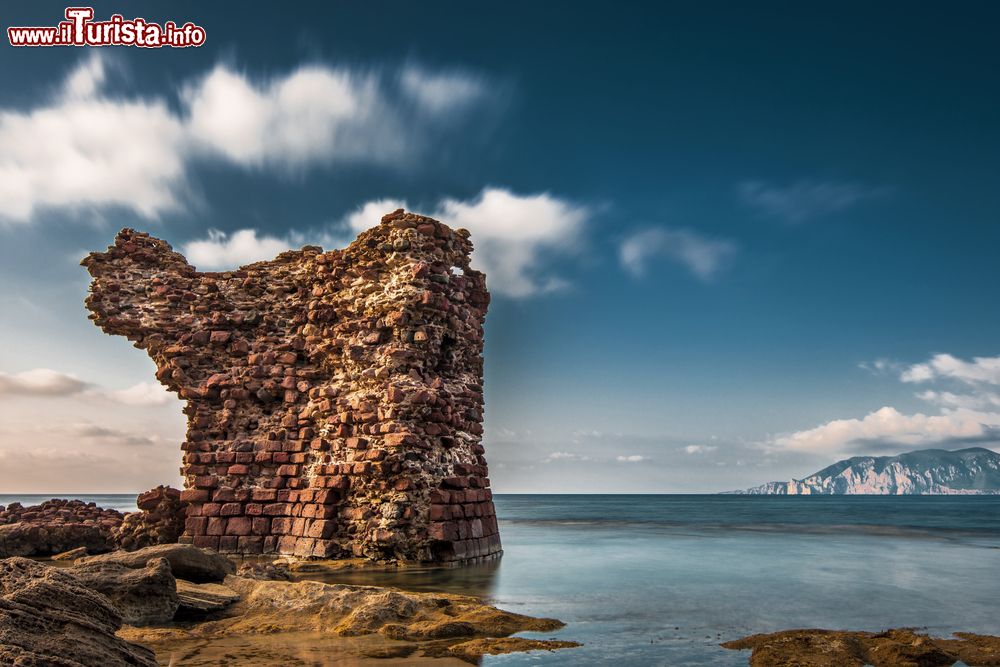 Immagine Rovine di un'antica torre spagnola nei pressi di Porto Paglia a Gonnesa (Sardegna).