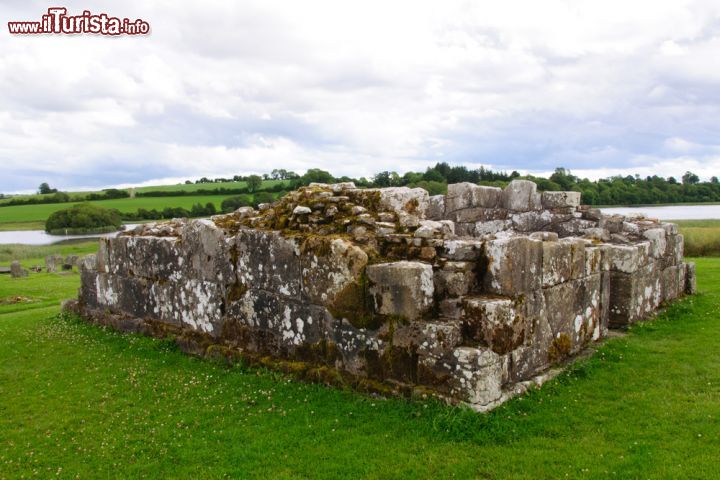 Immagine Le rovine di un monastero su Devenish Island una delle isole del lago  Lower Lough Erne in Irlanda