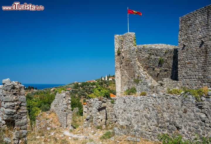 Immagine Rovine nel cuore della vecchia Bar, Montenegro. Interessante incontro fra popoli differenti che hanno lasciato tracce del loro passaggio, Bar si affaccia sulla costa dell'Adriatico - © Vladyslav Starozhylov / Shutterstock.com